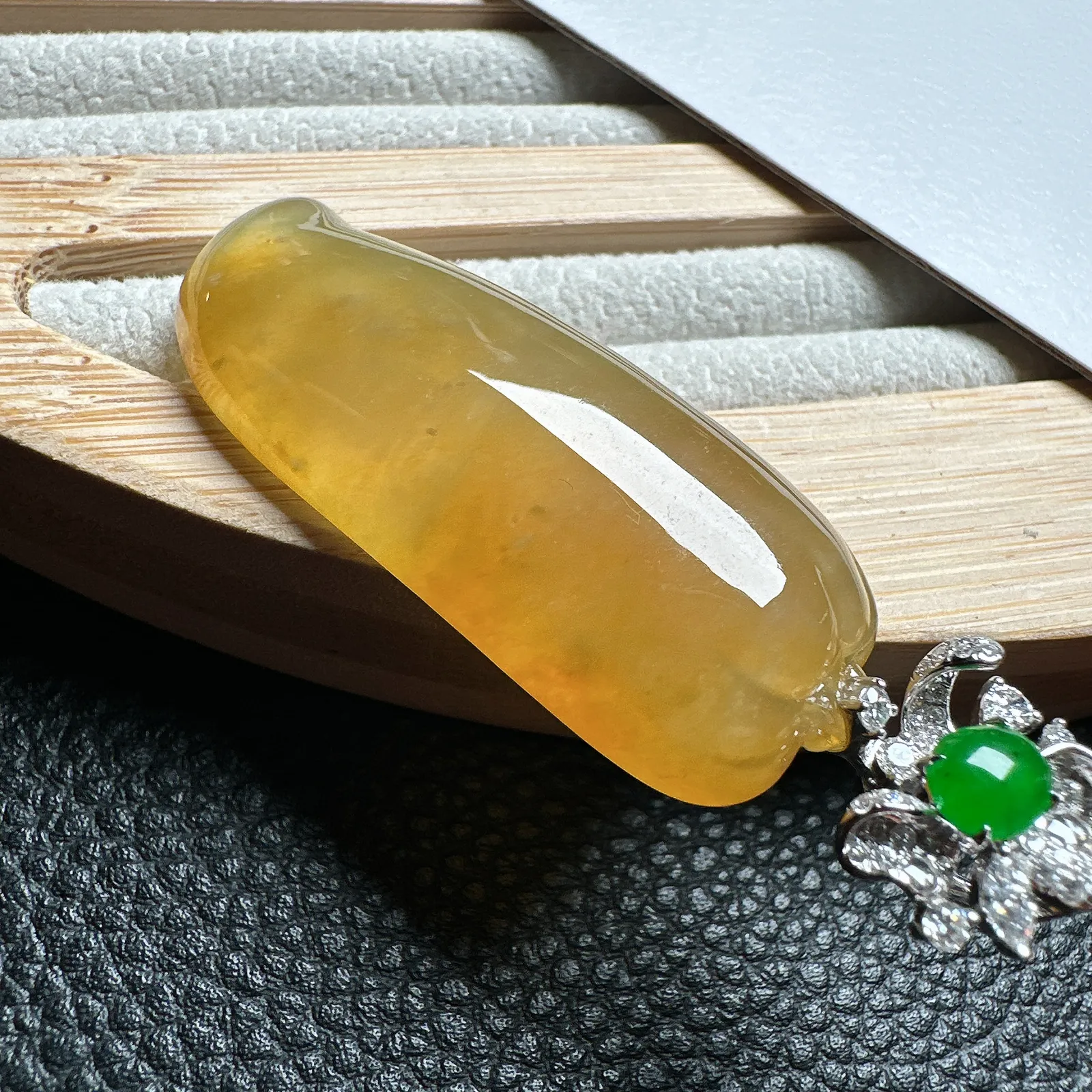 【冰黄】天然色冰黄大福瓜，稀缺度拉满，可遇不可求，冰种料子，饱满圆润，种老肉细，18K金扣头镶嵌。裸石尺寸40.5*16.7*7.5毫米。