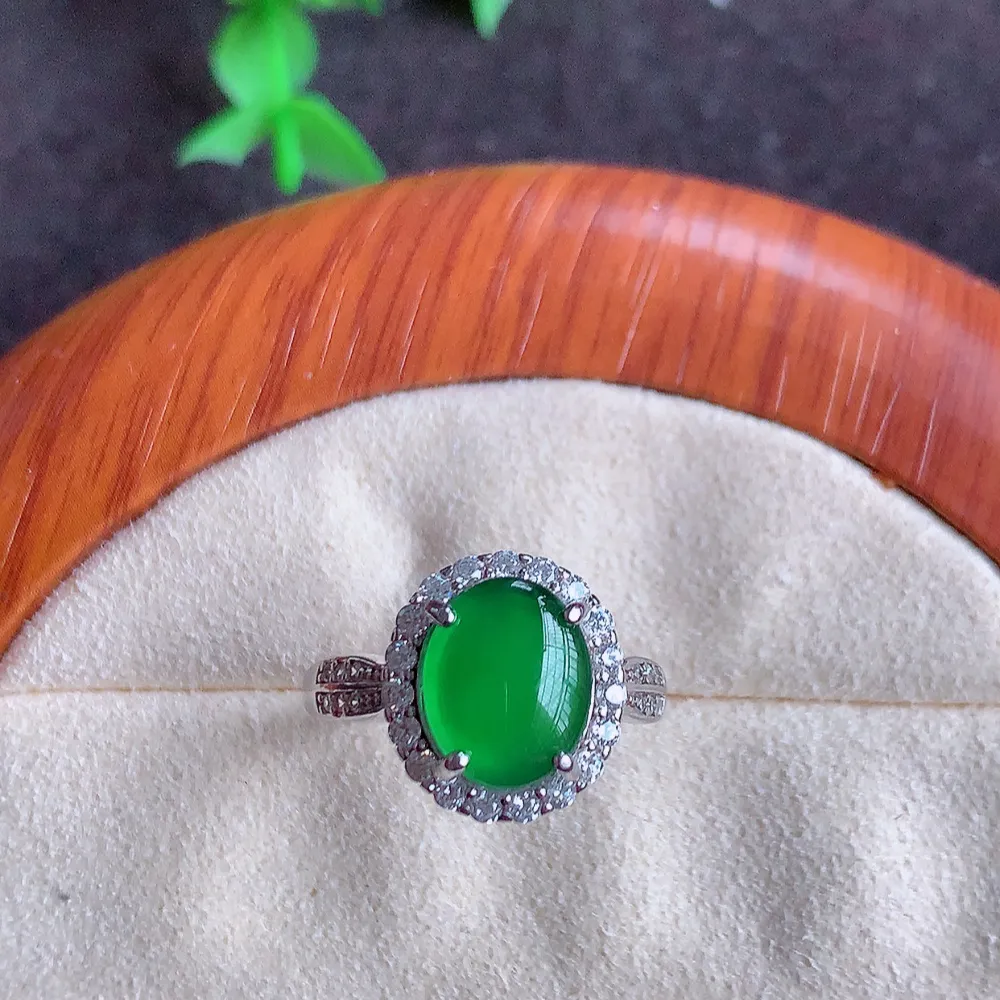 冰润满绿精美翡翠戒指  玉质细腻  冰清玉润  飘花灵动  颜色漂亮  W815.28  尺寸：17