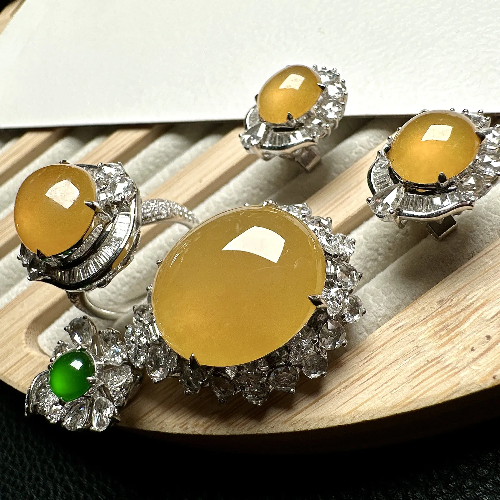冰黄老坑首饰三件套，裸石尺寸项链20.2*17.4*8mm，戒指12.5*11*5.2毫米，耳钉9.