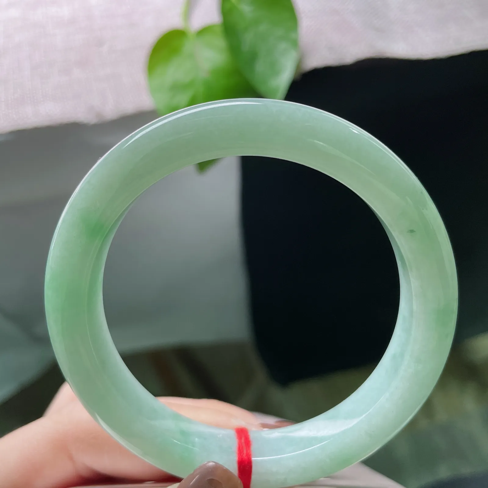 57.2/10.7/9.7绿底正圈，水润细腻，温婉可人，贵气，棉线