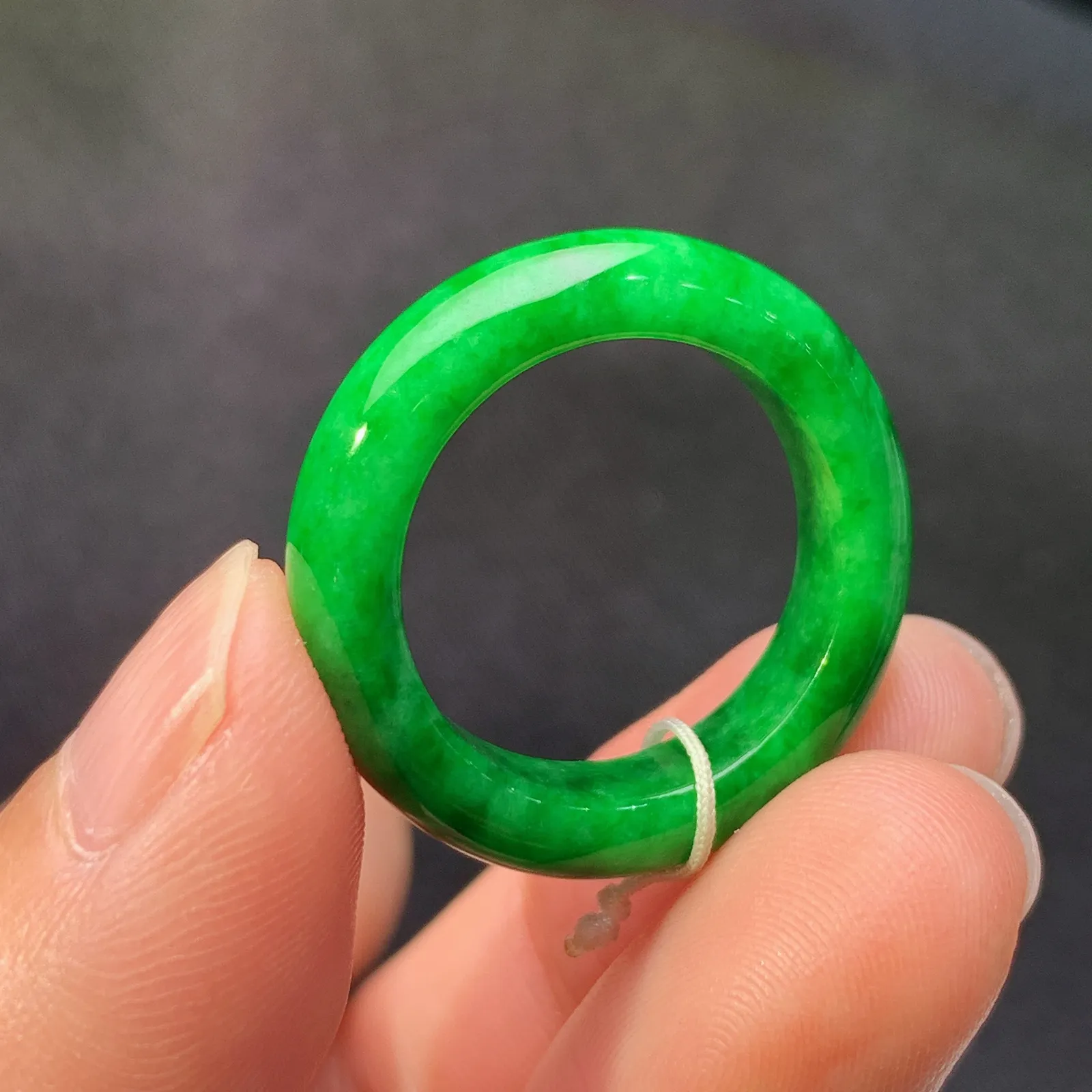 阳绿戒圈，指环，玉质细腻，色泽鲜艳高贵，Xu圈口15宽6.1*厚3.5