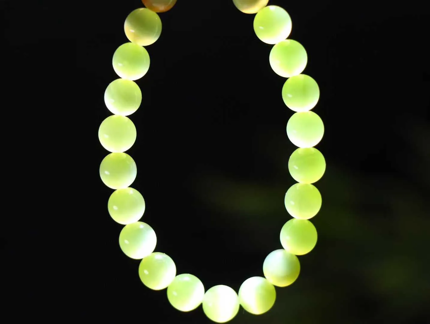 （猫眼手串.金猫）

收藏品和田玉碧玉猫眼手串 黄金猫眼 色彩迷人，稀有罕见，冰底，眼线灵动 猫眼儿般的光中，有波光潋滟，也有梦幻清韵。行走于市井的喧嚣，相顾不言，便得清欢。

重17.8克 尺寸8mm 36823212113O