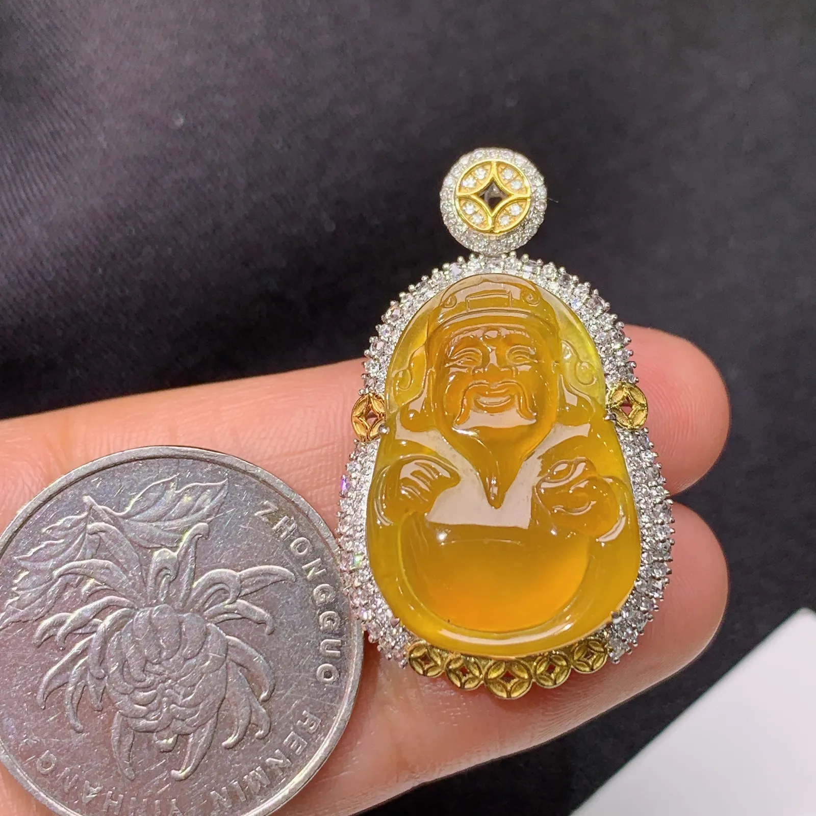 冰黄翡财神吊坠，18k金钻镶嵌，冰透水润，颜色鲜艳，种水足，Sk整体尺寸33.8*20.6*9.3