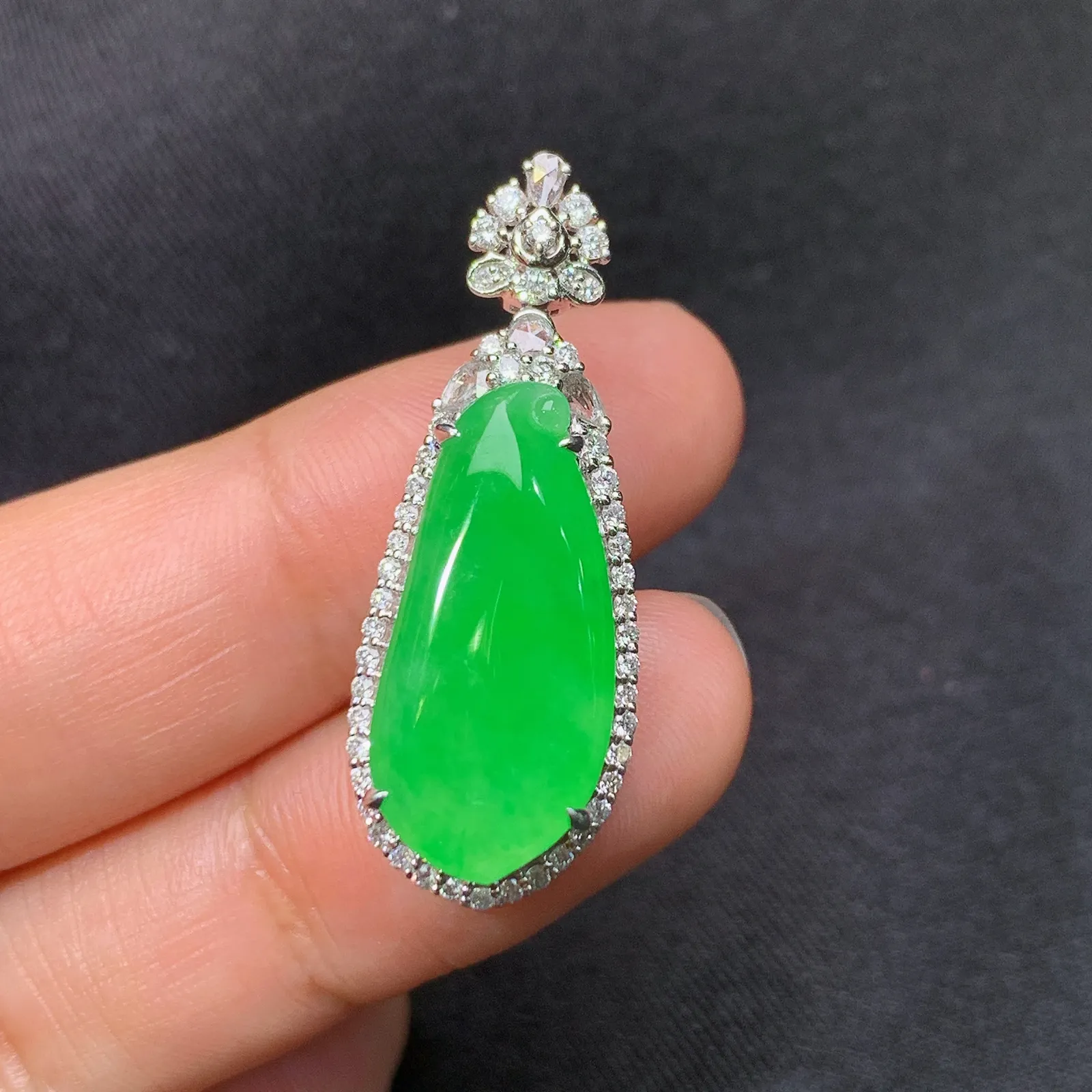 阳绿福瓜吊坠，18k金钻镶嵌，水润色阳，玉质细腻，种水足，Al整体尺寸33.1*12.2*8.8