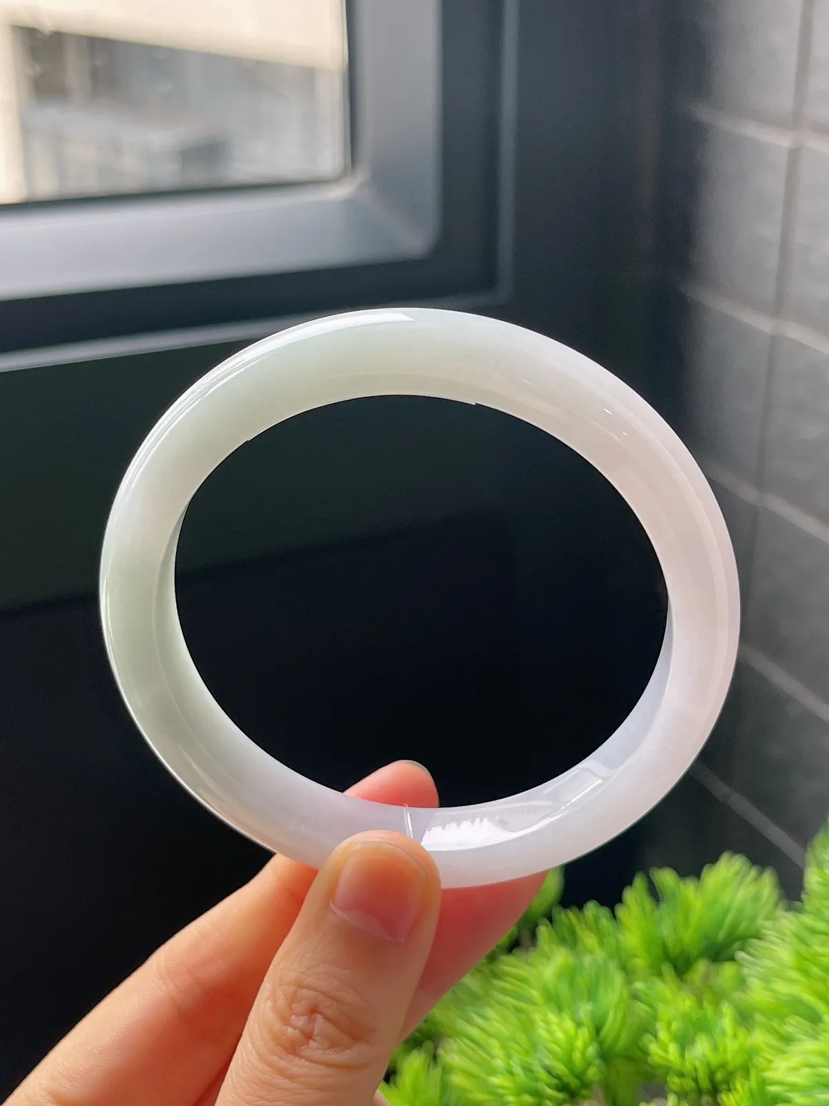 正圈59.6圈口，翡翠糯化种淡绿色手镯