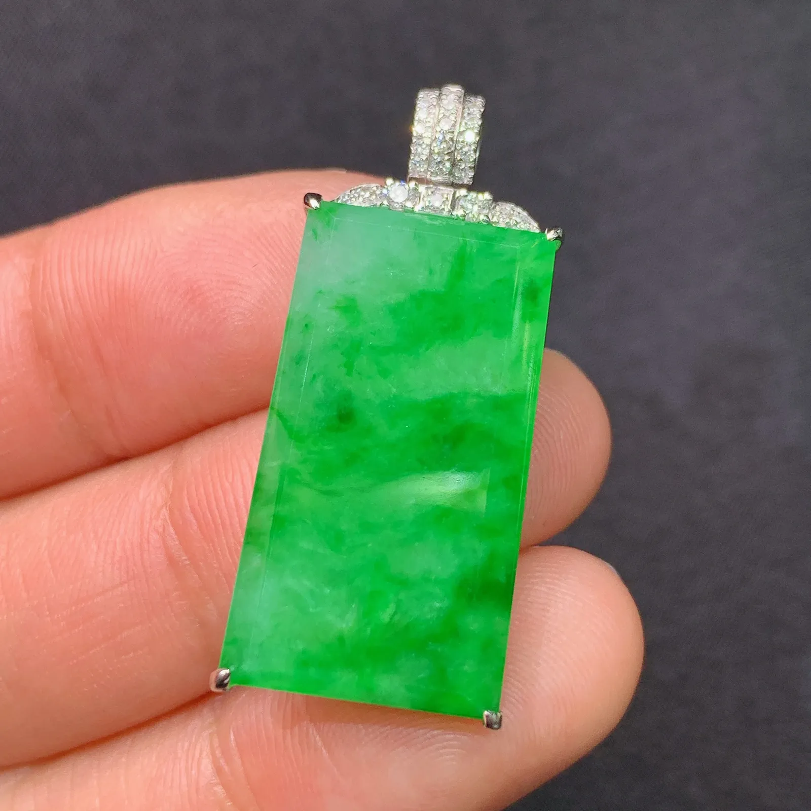 冰阳绿无事牌吊坠，18k金镶嵌，冰润色阳，zha整体尺寸33.1*14.9*5.2