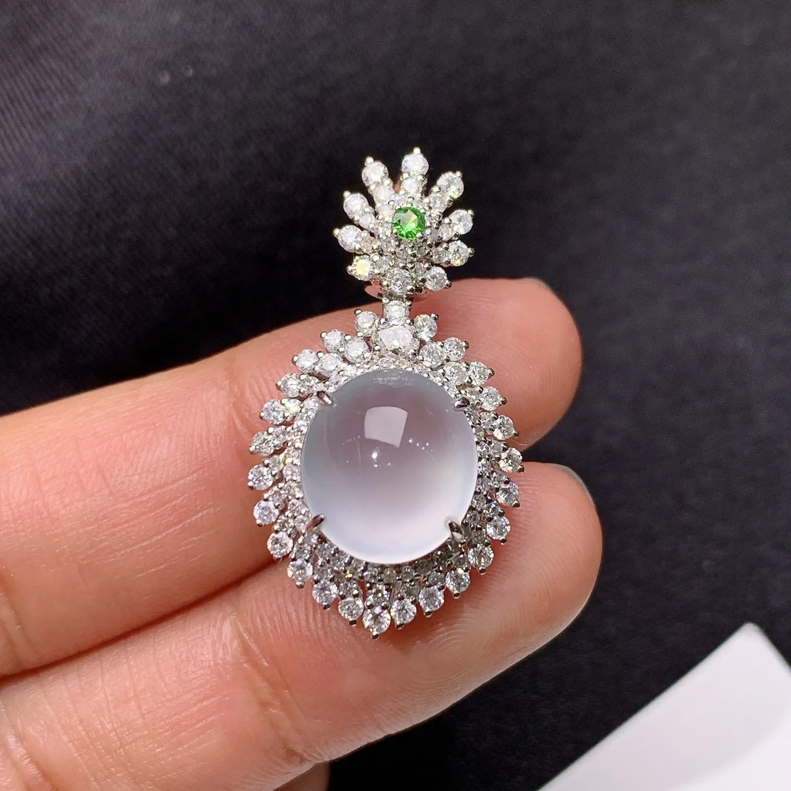 冰种蛋面吊坠，18k金钻镶嵌，冰润饱满，玉质细腻，种水足，Aq整体尺寸30*16.6*11.2