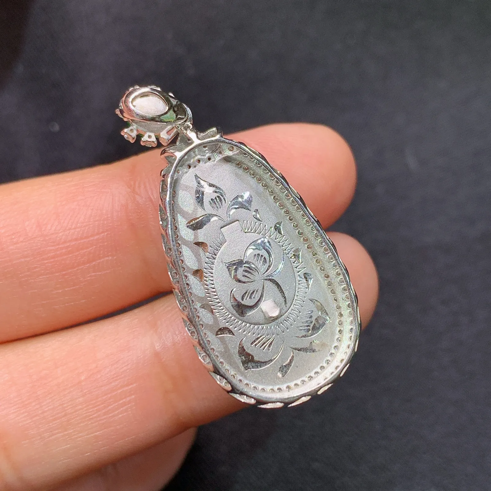 冰阳绿如意吊坠，18k金钻镶嵌，冰润色阳，玉质细腻，种水足，Zha整体尺寸34.6*15.9*7.6