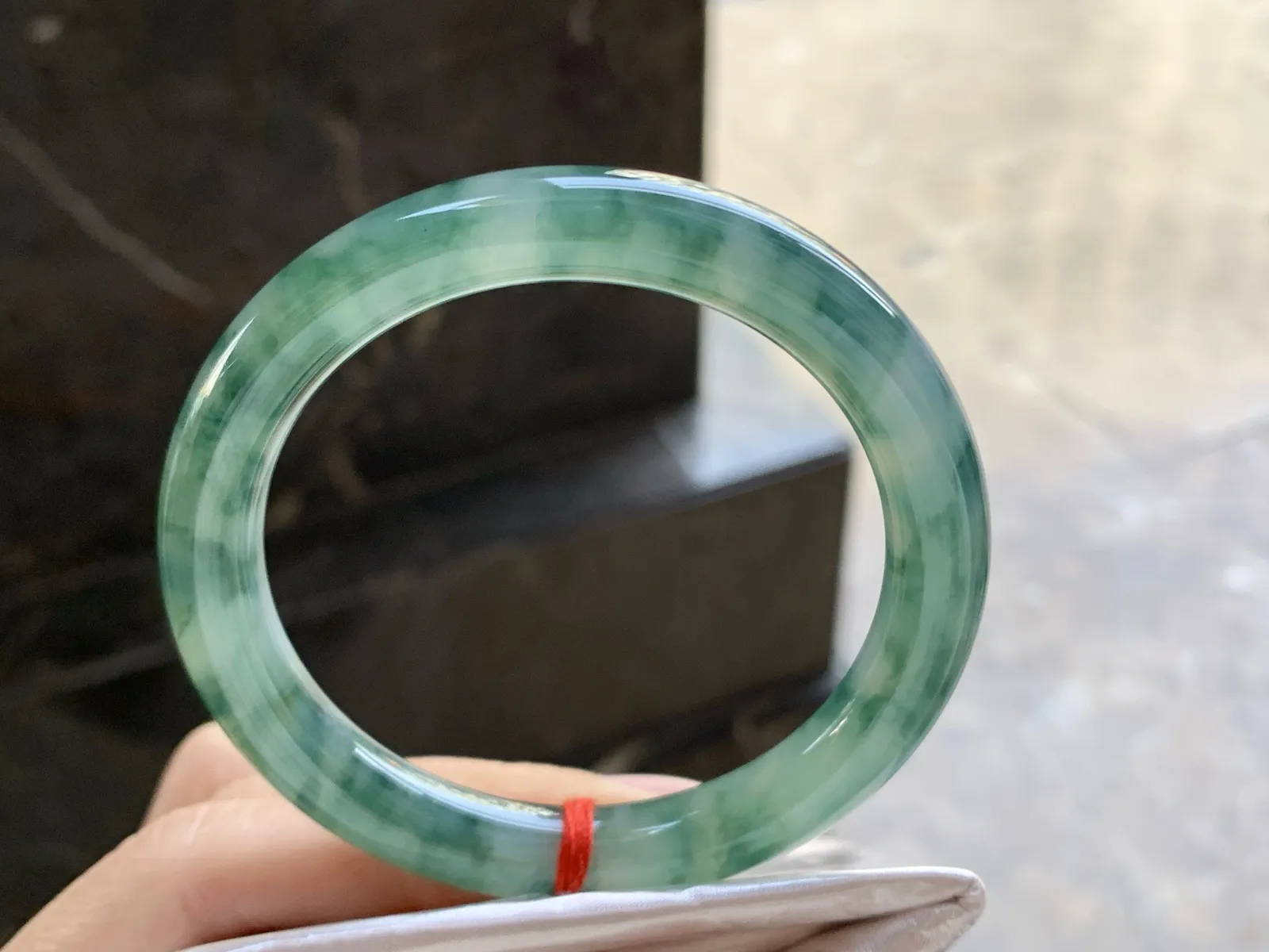 55-9

飘花圆条手镯^_^颜色鲜艳 玉质温润