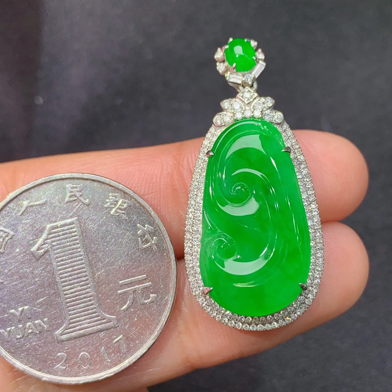 冰阳绿如意吊坠，18k金钻镶嵌，冰润色阳，玉质细腻，种水足，Zha整体尺寸34.6*15.9*7.6