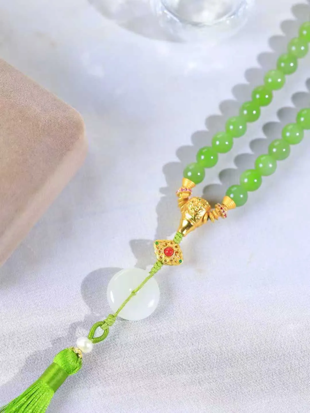 【链.108】

精品️和田玉碧玉圆珠挂链 玉质温润细腻 油性十足 佩戴舒适。珠珠落玉盘，间关莺语花底滑，一生美好时光，无论身在何处，都有它相伴相守。事事顺遂，幸福美满，吉祥如意。重108.3克 尺寸取一8mm FDL-4410333
​