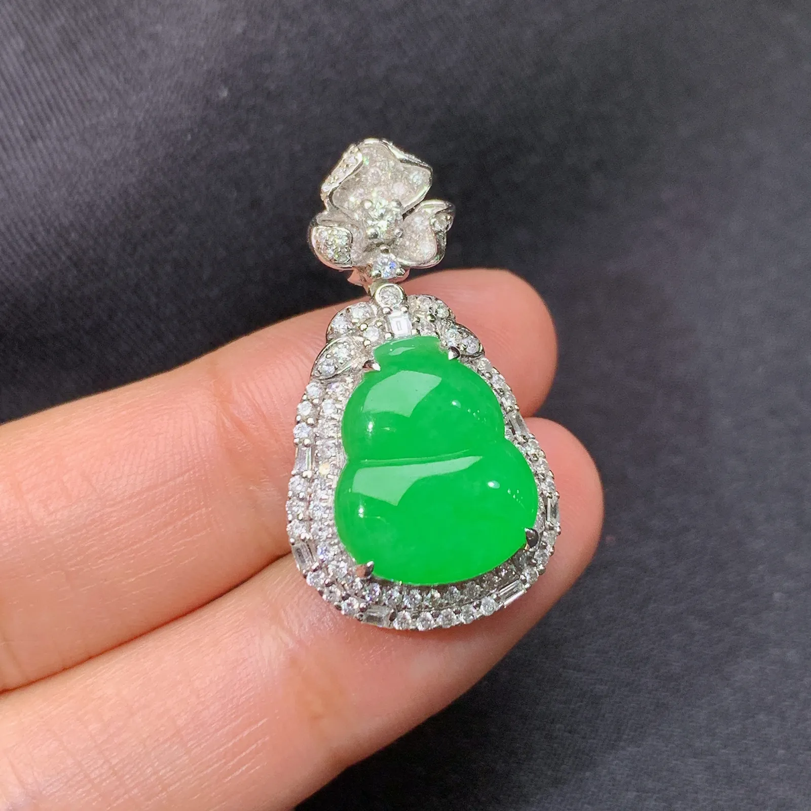 阳绿葫芦吊坠，18k金钻镶嵌，冰润色阳，玉质细腻，Aq整体尺寸29.7*16.7*8.7