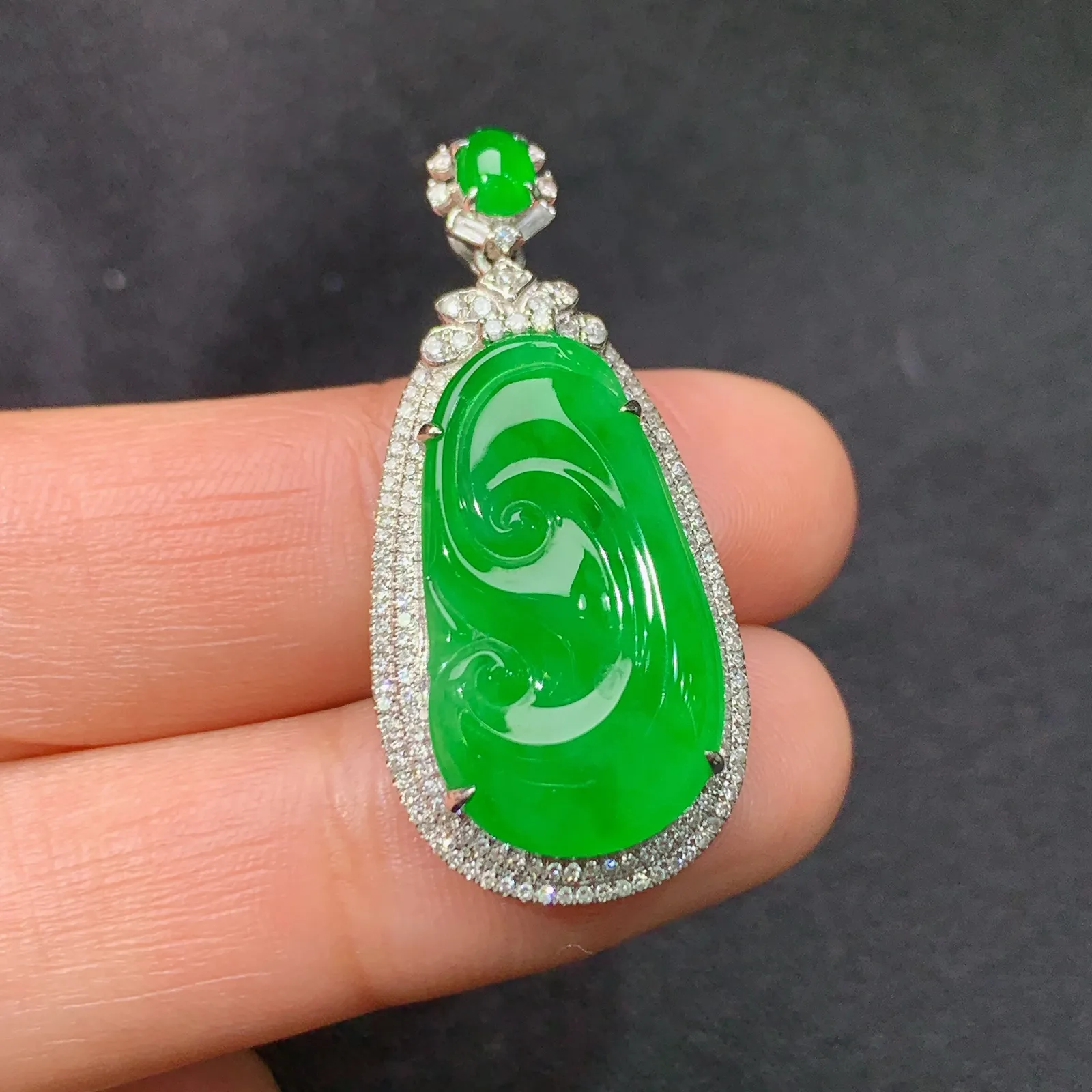 冰阳绿如意吊坠，18k金钻镶嵌，冰润色阳，玉质细腻，种水足，Zha整体尺寸34.6*15.9*7.6