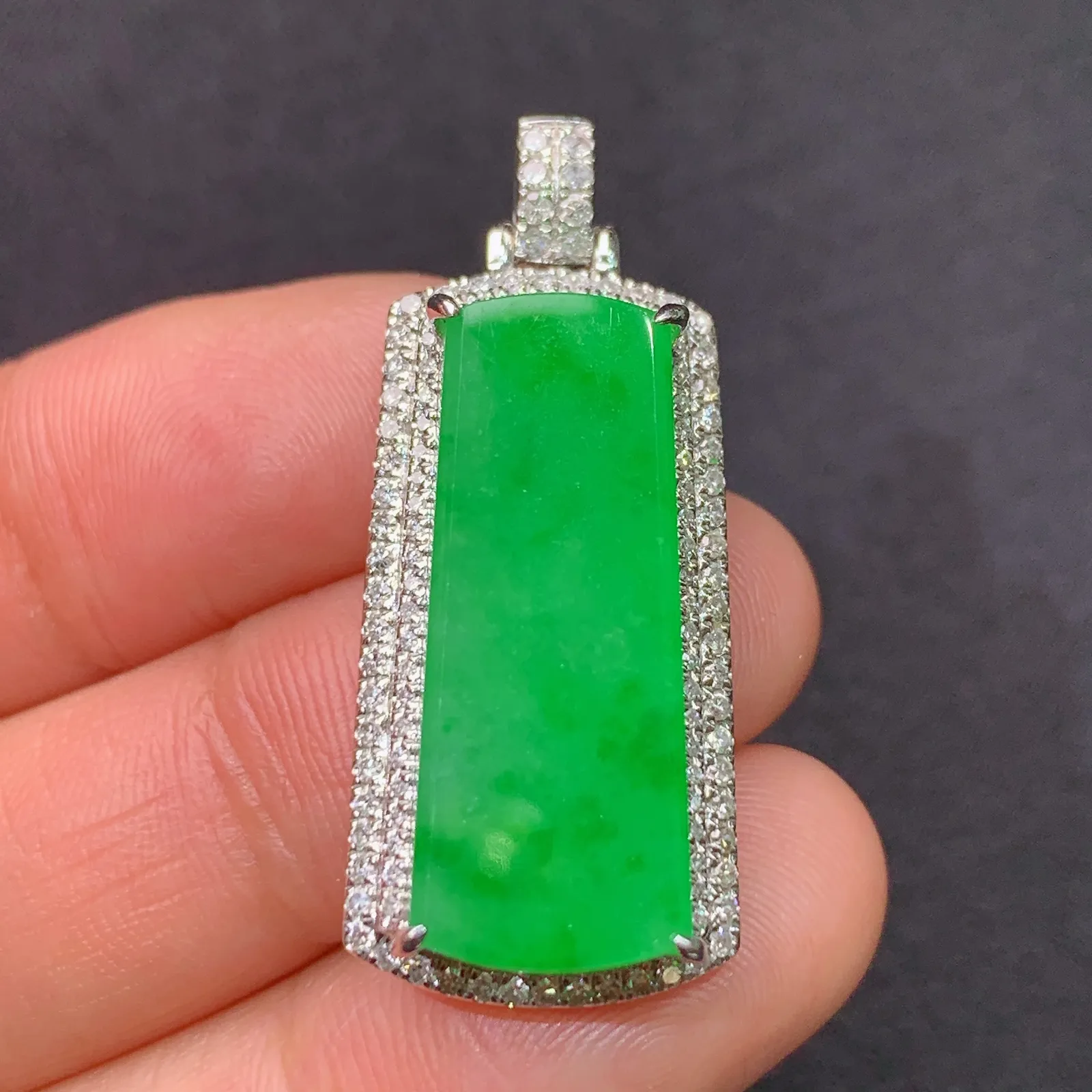 阳绿无事牌吊坠，18k金钻镶嵌，冰润色阳，种老水足，zha整体尺寸34.8*14.8*7.8