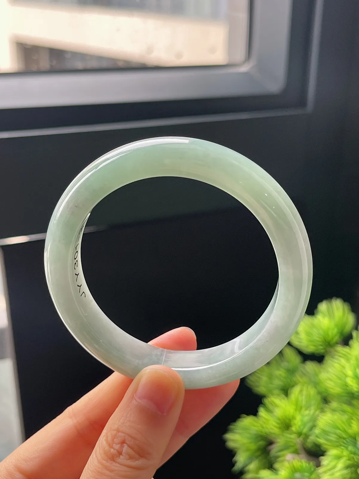 正圈56圈口，翡翠糯化种淡绿色手镯