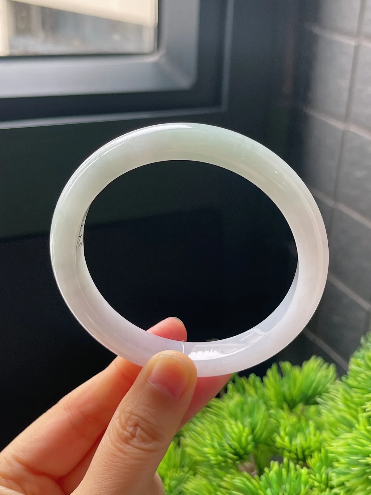 正圈59.6圈口，翡翠糯化种淡绿色手镯