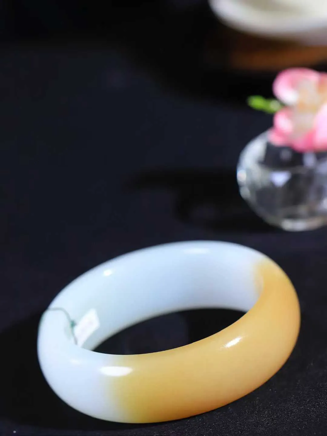 【暖玉生香·手镯】

收藏级臻品和田玉糖白玉手镯，质地油润细腻，色泽高贵典雅，镯型古朴典雅。在诗情画意的雨巷相遇，你是我腕间的一抹风情，有你眸有深情，清风荡漾湖间静水，我愿俯身低眉，在烟波涟漪处，寻你深情倩影。内径55mm尺寸19.6-9.1mm重89克  6928258A