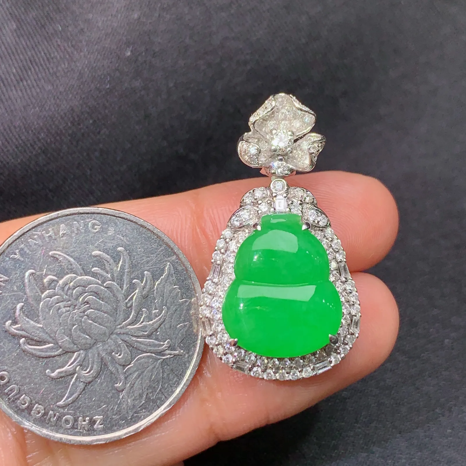 阳绿葫芦吊坠，18k金钻镶嵌，冰润色阳，玉质细腻，Aq整体尺寸29.7*16.7*8.7
