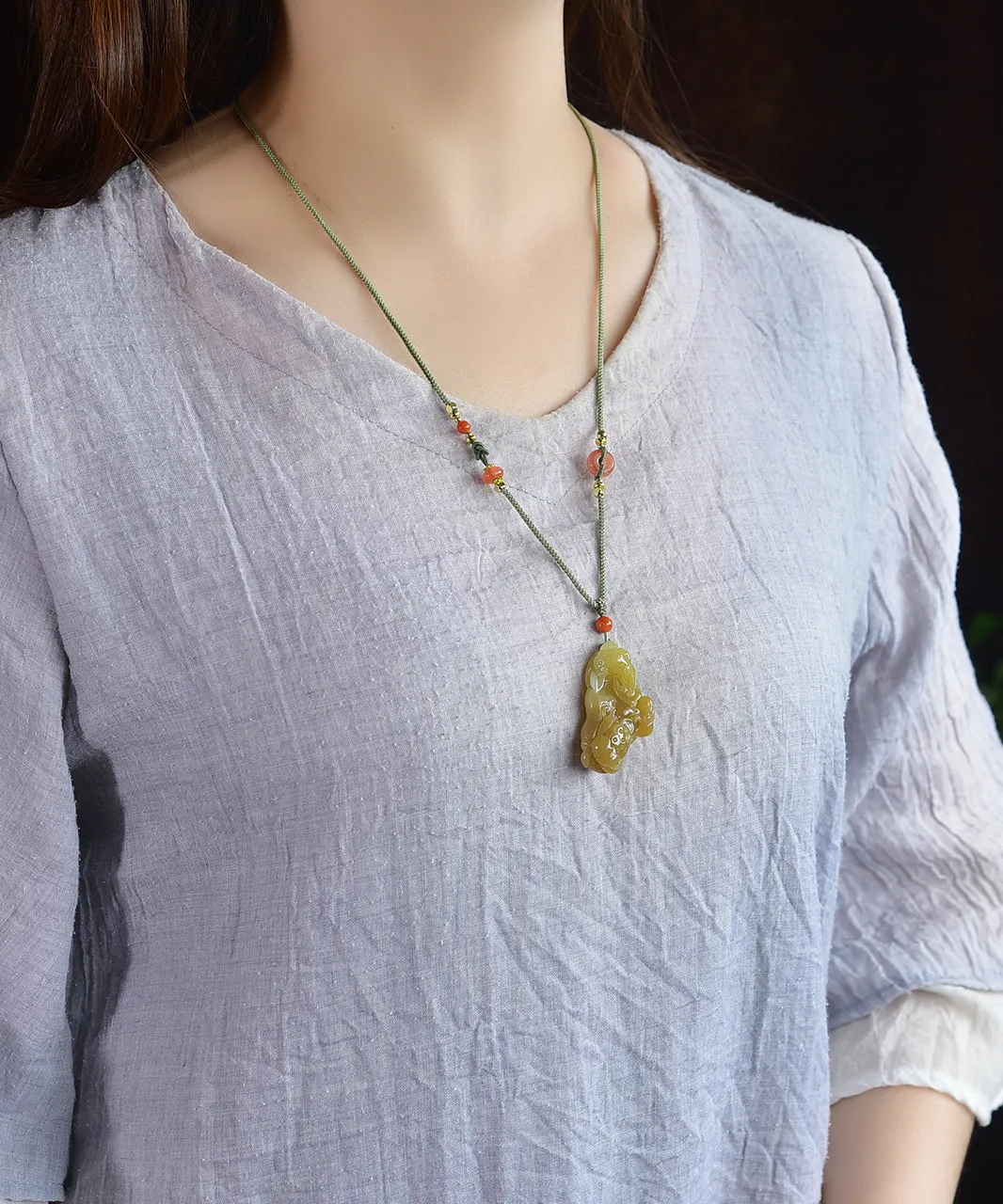 天然和田玉.糖玉.呱呱来财.玉坠.玉质油润.雕琢精美.青蛙趴于荷叶之上.灵动传神.俏皮可爱.优美有趣.寓意四平八稳.事业顺利.品质保证全国复检.尺寸42.8/23.8/12重约17.8克.