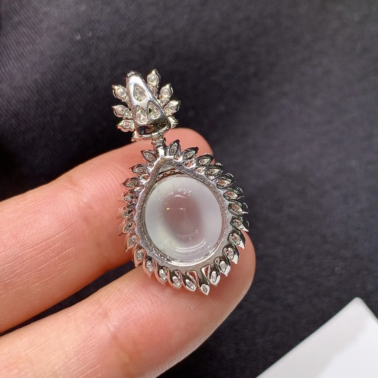 冰种蛋面吊坠，18k金钻镶嵌，冰润饱满，玉质细腻，种水足，Aq整体尺寸30*16.6*11.2