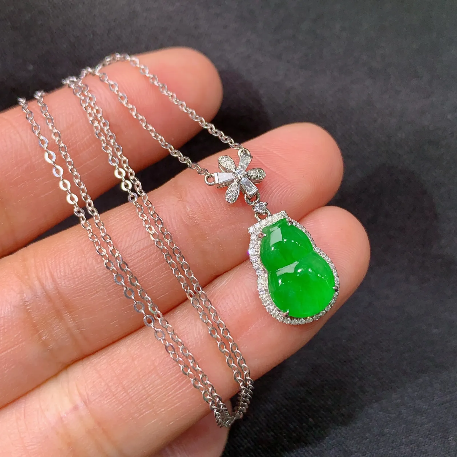 冰阳绿葫芦锁骨链吊坠，18k金钻镶嵌，款式新颖，冰润色阳，种水足，zha裸石尺寸11.5*7.6*2.2