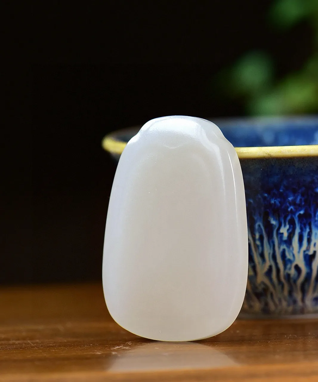 天然和田玉.紫粉.平安无事对牌.玉质细腻.打磨润泽.素面而出.牌形秀美.寓意平安健康.事事顺遂.吉祥如意.品质保证全国复检.取一尺寸38.8/26.5/6.1总重27.90克.