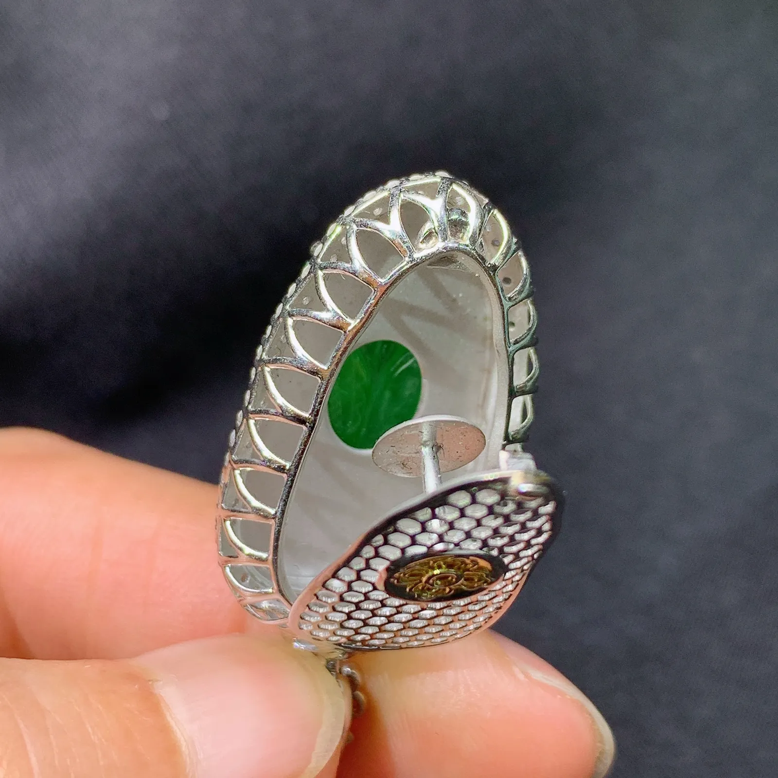 冰阳绿树叶吊坠，18k金钻镶嵌，冰润色阳，玉质细腻，种水足，Sk整体尺寸37.2*16.5*10