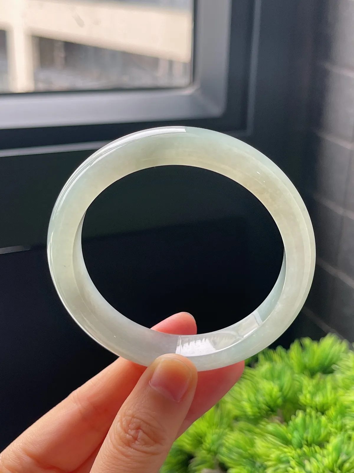 正圈57.6圈口，翡翠冰糯种浅绿色手镯