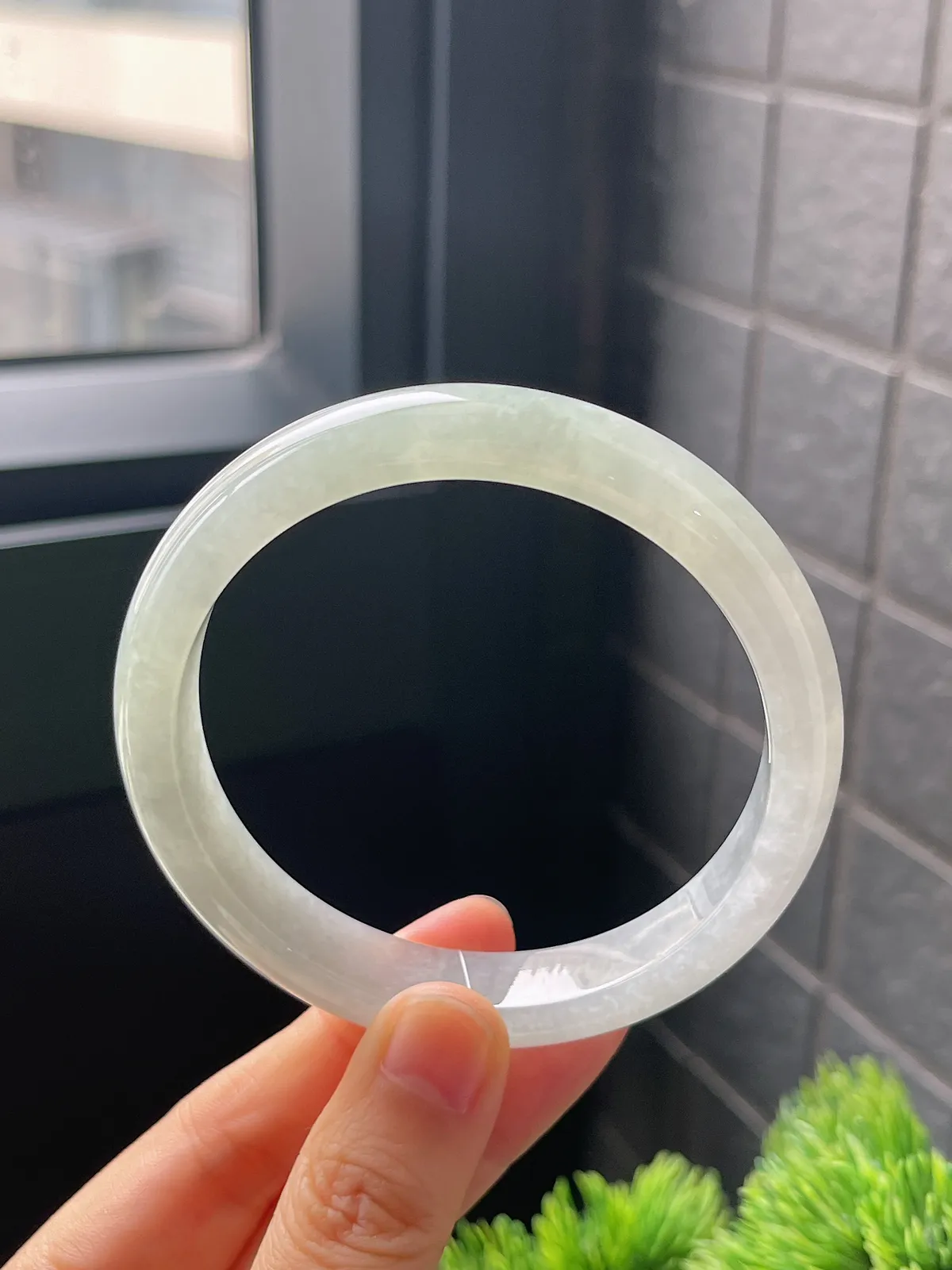 正圈59.6圈口，翡翠冰糯种淡绿色手镯