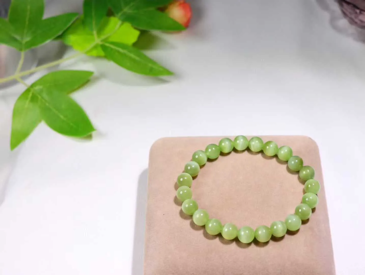 （猫眼手串.金猫）

收藏品和田玉碧玉猫眼手串 黄金猫眼 色彩迷人，稀有罕见，冰底，眼线灵动 猫眼儿般的光中，有波光潋滟，也有梦幻清韵。行走于市井的喧嚣，相顾不言，便得清欢。

重17.8克 尺寸8mm 36823212113O