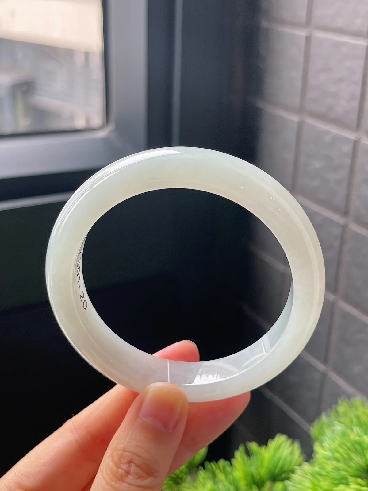 正圈57.6圈口，翡翠冰糯种白色手镯