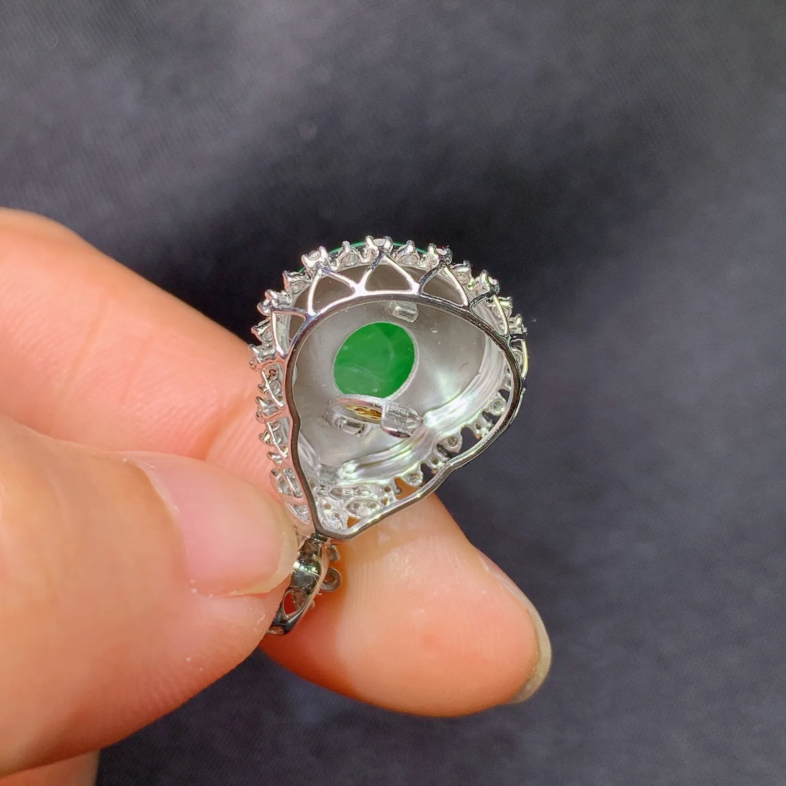 阳绿葫芦吊坠，18k金钻镶嵌，冰润色阳，玉质细腻，Sk整体尺寸24.5*15.3*9.2