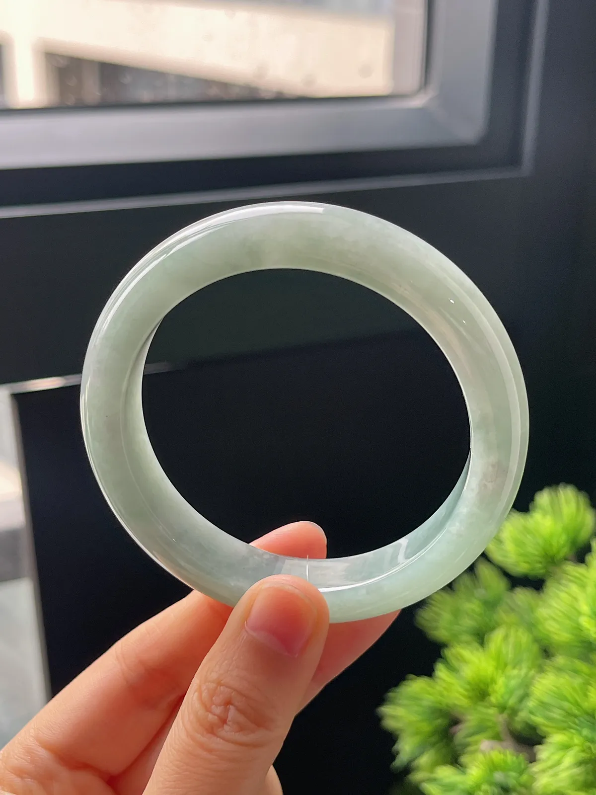 正圈56圈口，翡翠糯化种淡绿色手镯