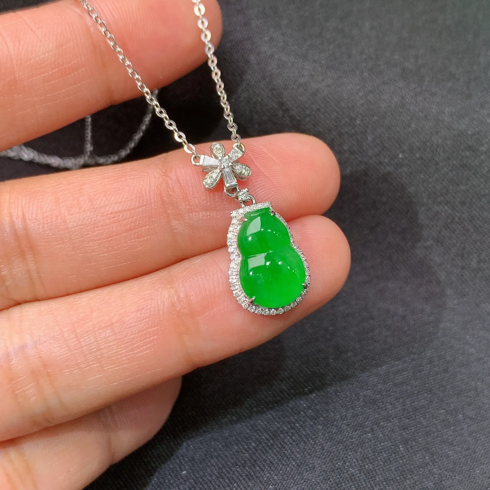 冰阳绿葫芦锁骨链吊坠，18k金钻镶嵌，款式新颖，冰润色阳，种水足，zha裸石尺寸11.5*7.6*2.2