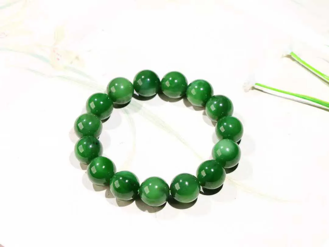 【珠圆玉润】 

精品和田玉碧玉猫眼手串，老坑料，气质神秘，️玉质温润细腻，油性十足，颗颗精选，