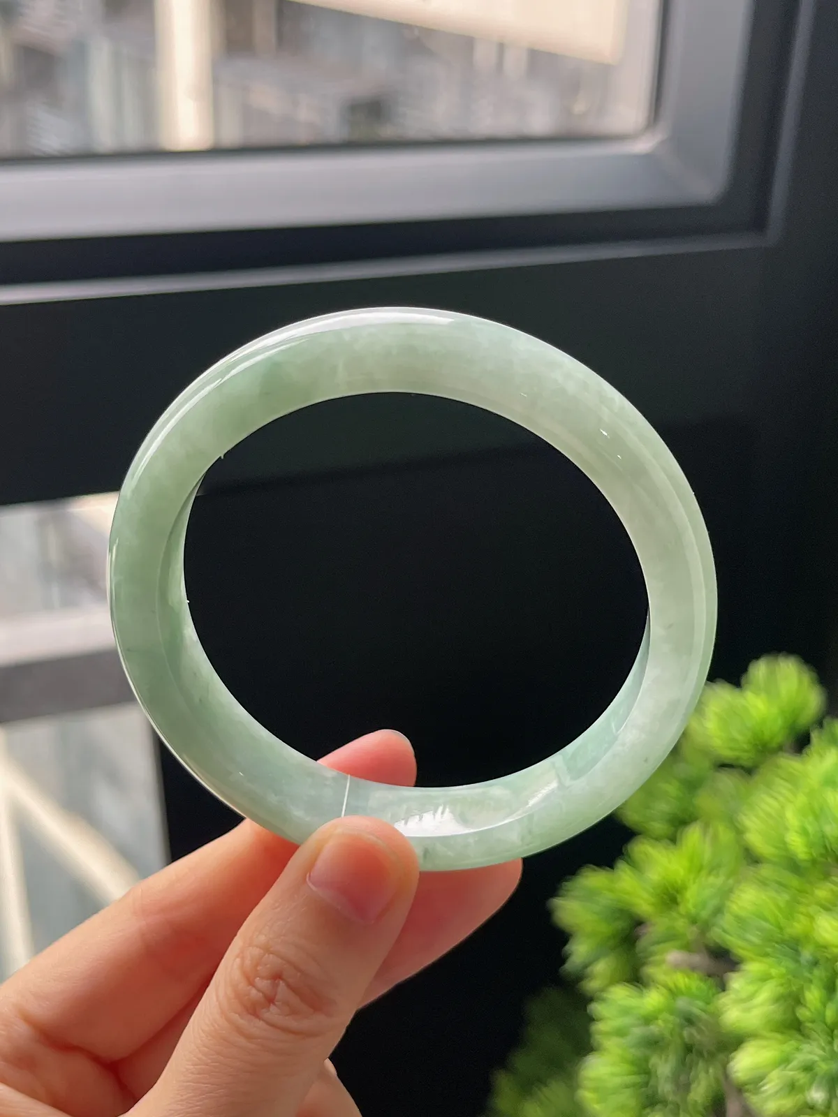 正圈58.7圈口，翡翠糯化种淡绿色手镯