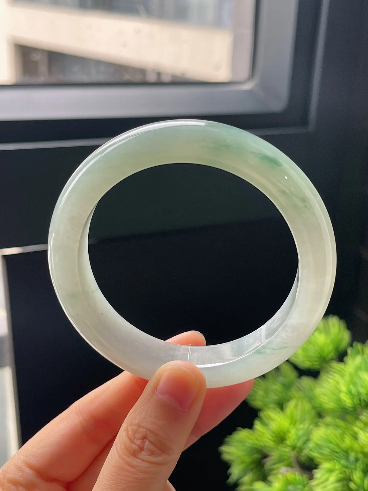 正圈58.7圈口，翡翠冰糯种飘绿手镯