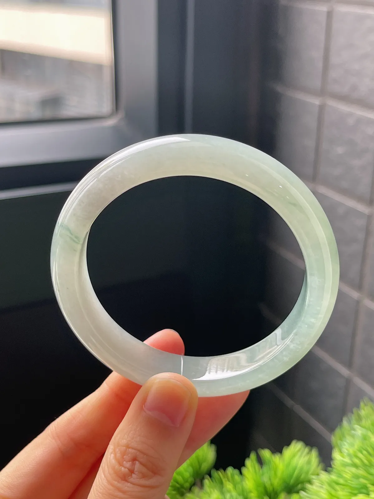 正圈54.7圈口，翡翠冰糯种淡绿色手镯