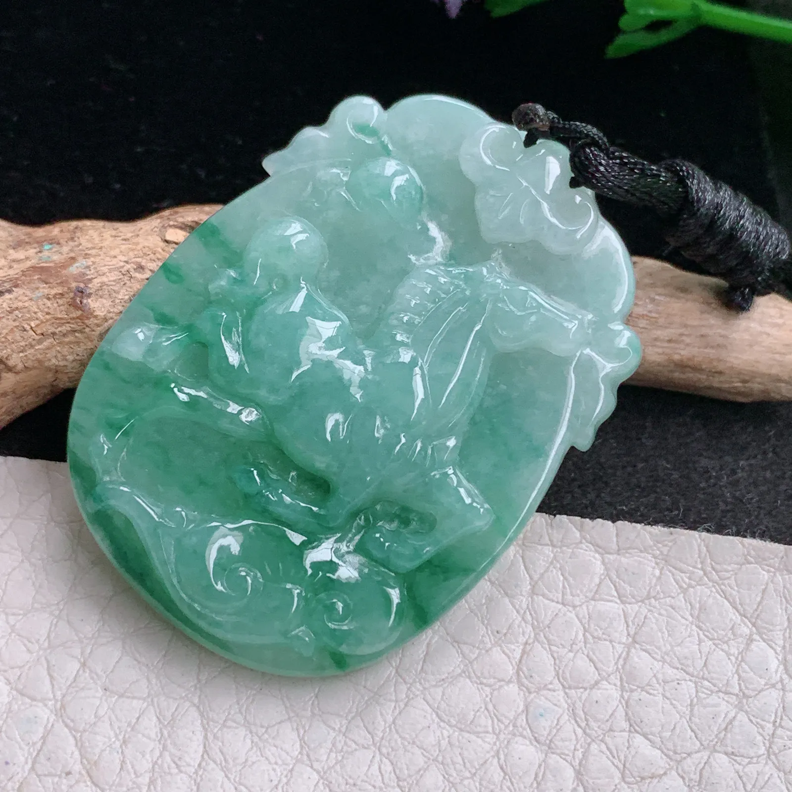 f8自然光45*32.5*6天然缅甸翡翠A货飘花飞马 生肖马 马到功成玉吊坠