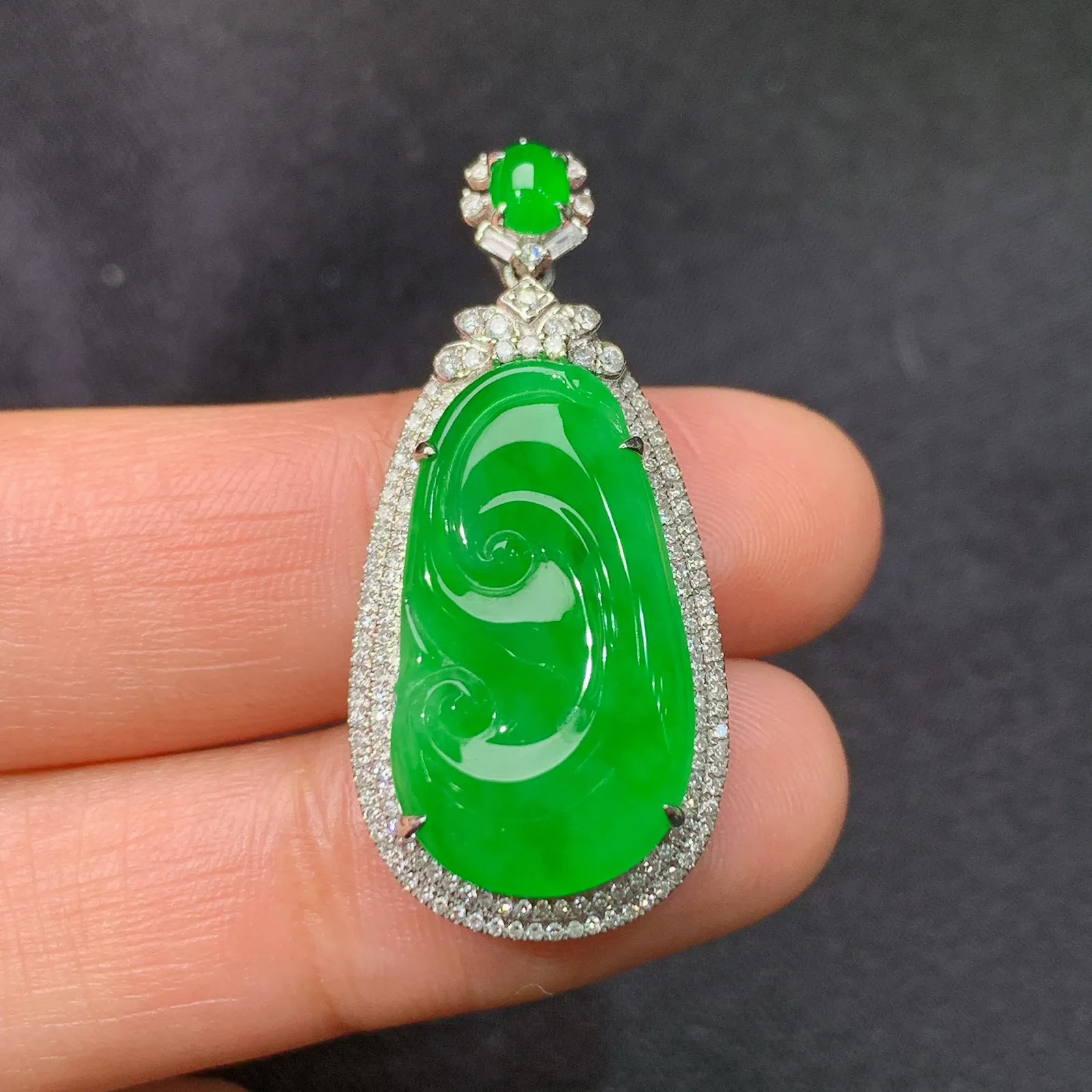 冰阳绿如意吊坠，18k金钻镶嵌，冰润色阳，玉质细腻，种水足，Zha整体尺寸34.6*15.9*7.6