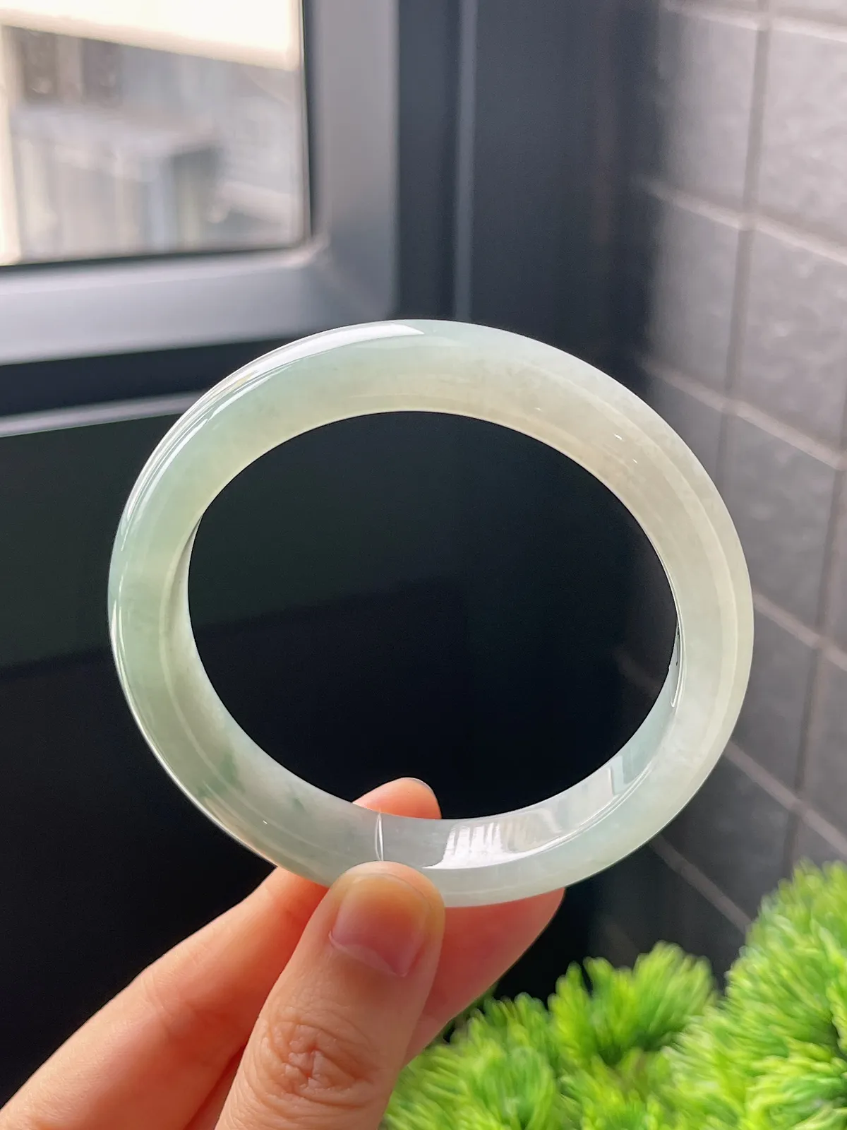 正圈57.7圈口，翡翠冰糯种飘绿手镯