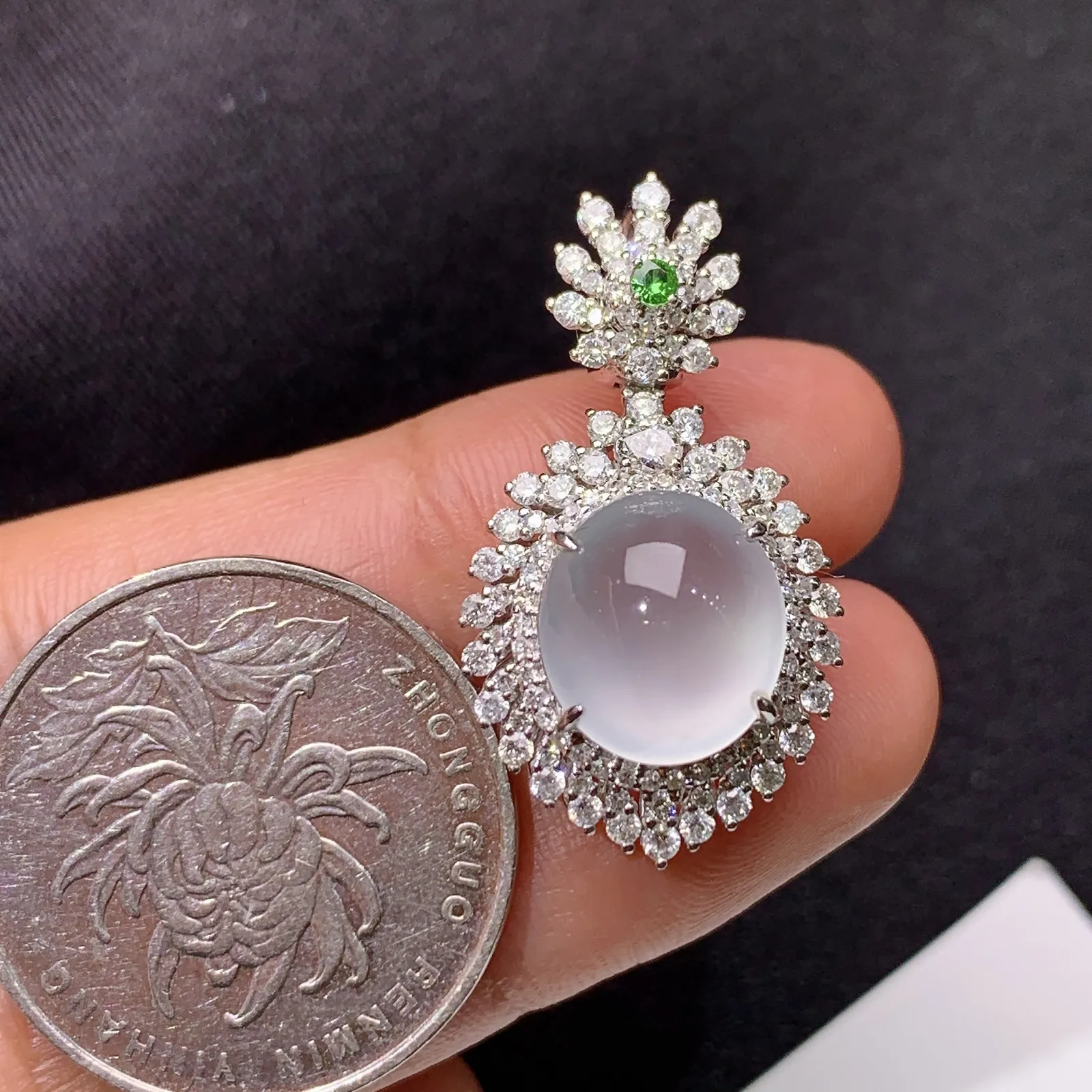 冰种蛋面吊坠，18k金钻镶嵌，冰润饱满，玉质细腻，种水足，Aq整体尺寸30*16.6*11.2