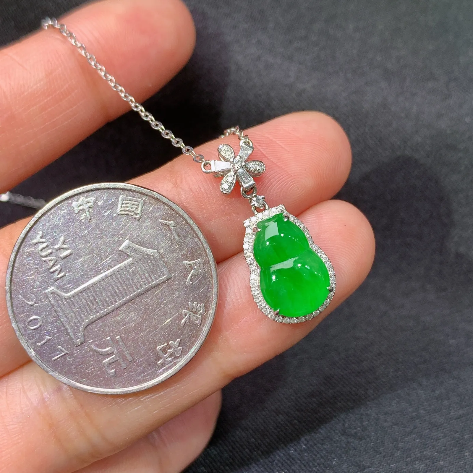 冰阳绿葫芦锁骨链吊坠，18k金钻镶嵌，款式新颖，冰润色阳，种水足，zha裸石尺寸11.5*7.6*2.2