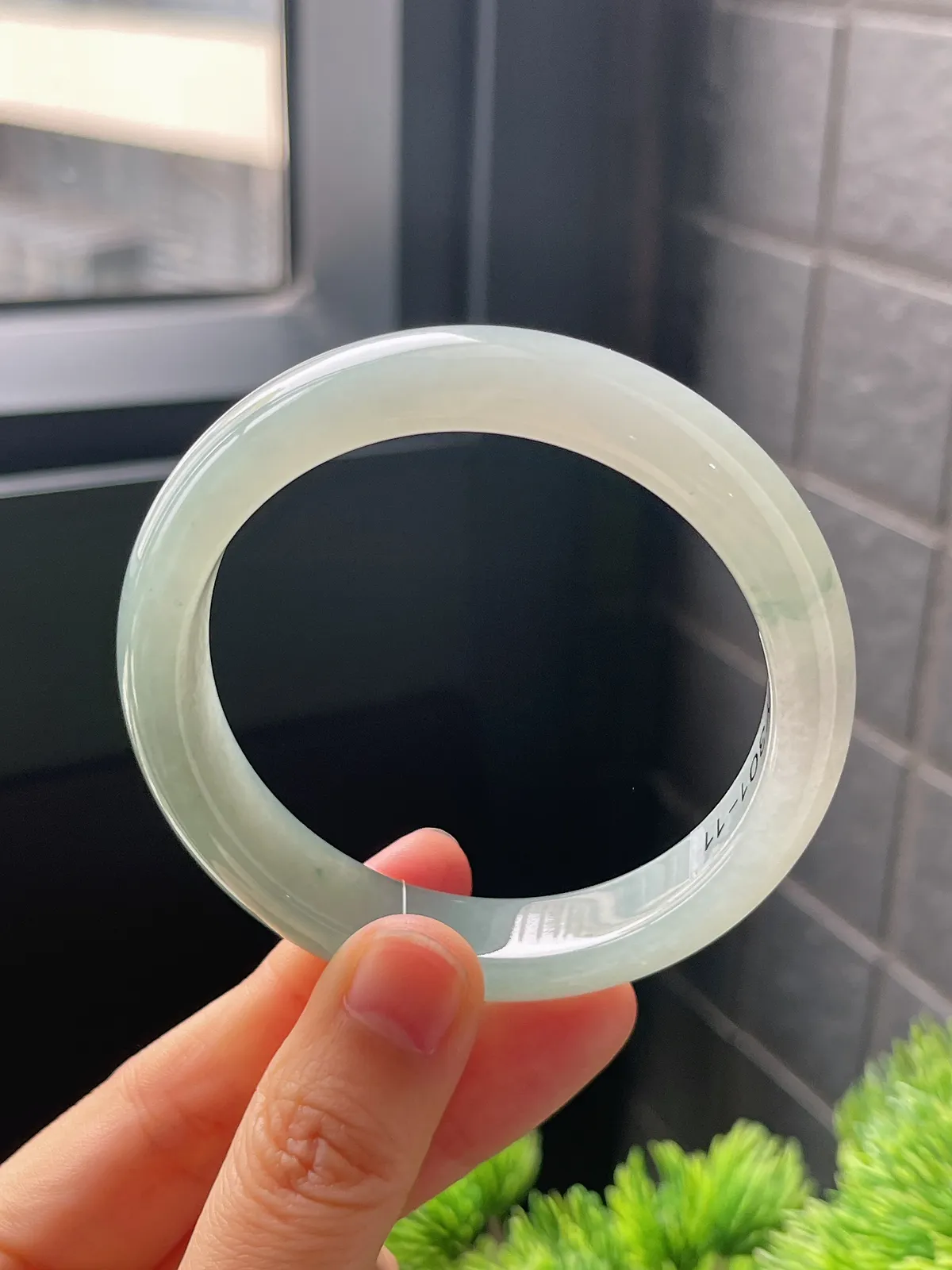 正圈54.7圈口，翡翠冰糯种淡绿色手镯