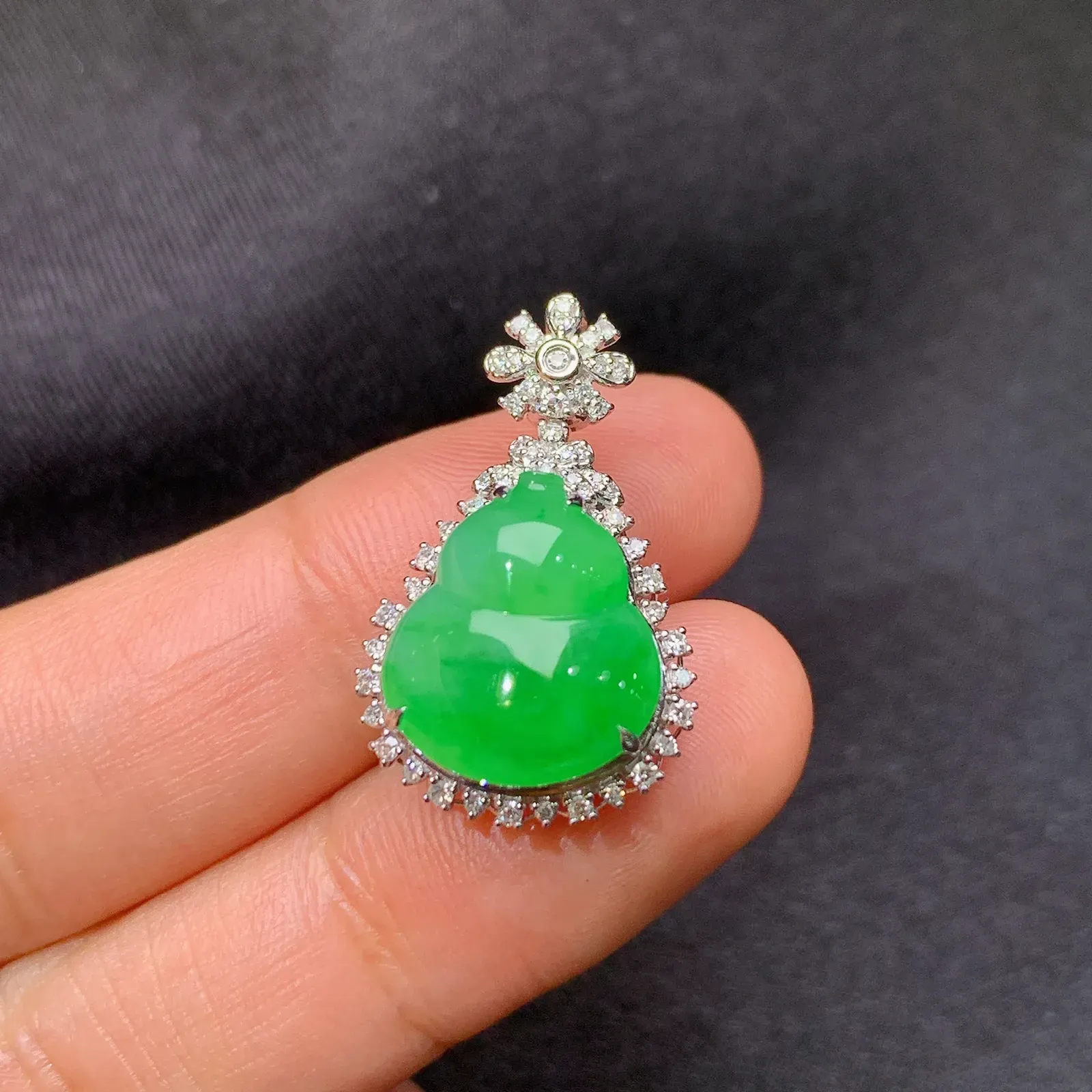 阳绿葫芦吊坠，18k金钻镶嵌，冰润色阳，玉质细腻，Sk整体尺寸24.5*15.3*9.2