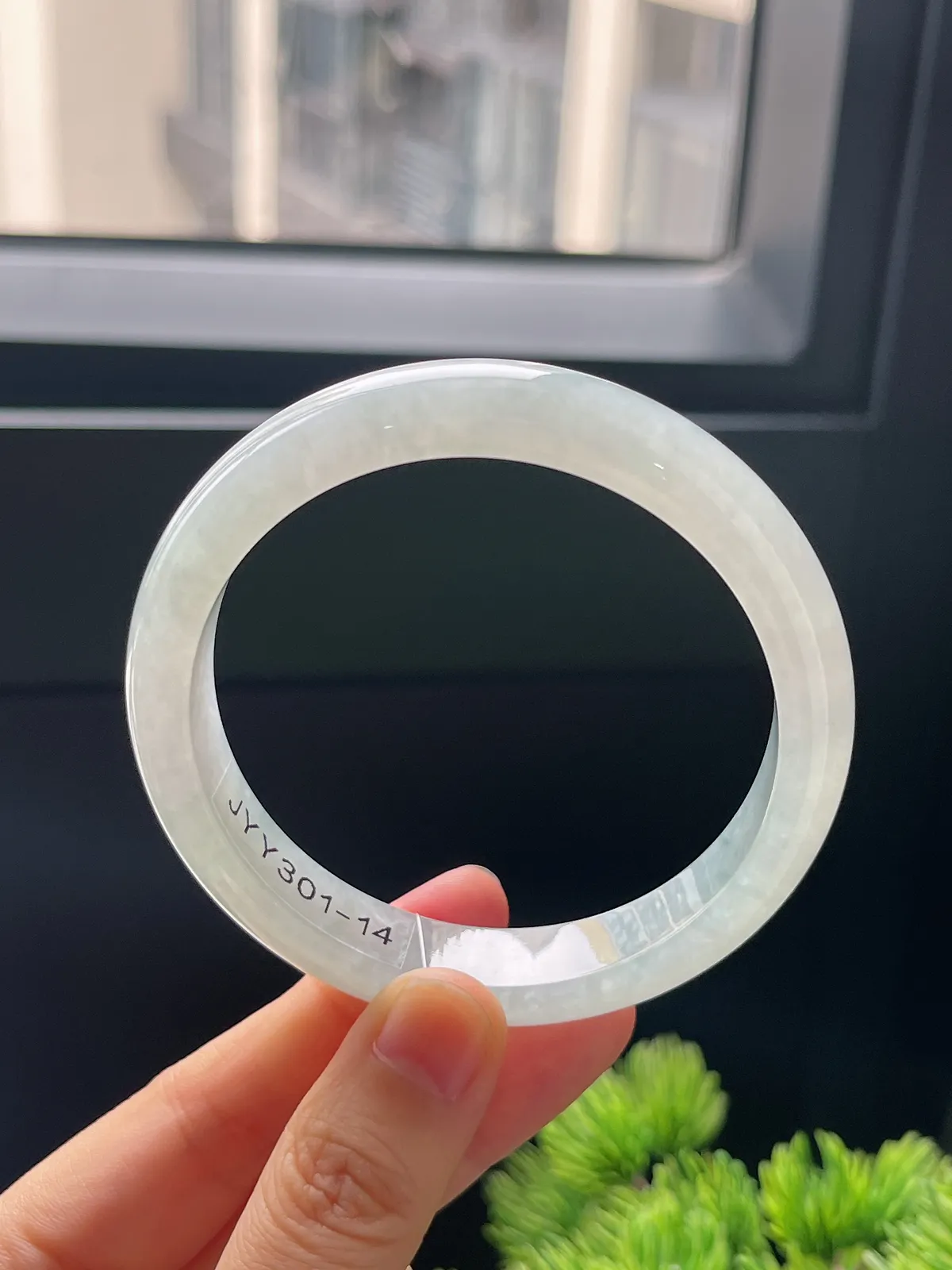 正圈58.4圈口，翡翠冰糯种淡绿色手镯