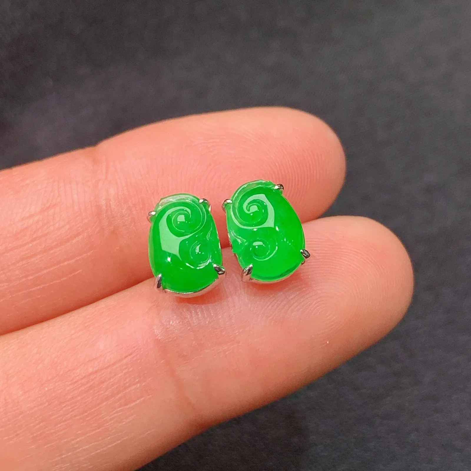 冰阳绿如意耳钉，18k金镶嵌，简约时尚，冰润色阳，种水足，zha取其一尺寸8.5*6*2.1