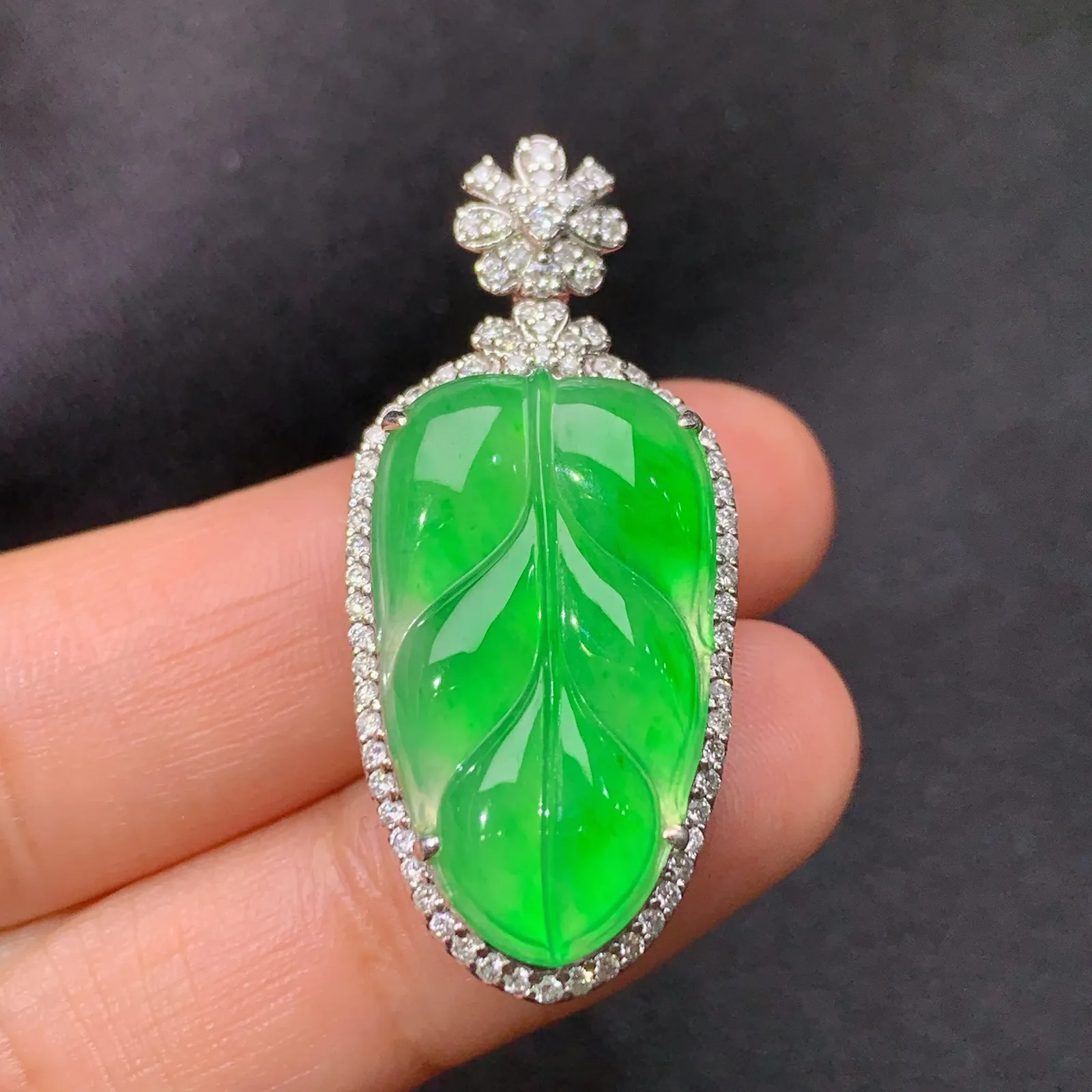 冰阳绿树叶吊坠，18k金钻镶嵌，冰润色阳，玉质细腻，种水足，Sk整体尺寸37.2*16.5*10