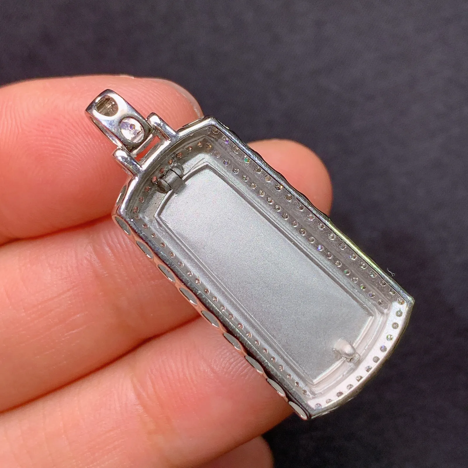 阳绿无事牌吊坠，18k金钻镶嵌，冰润色阳，种老水足，zha整体尺寸34.8*14.8*7.8