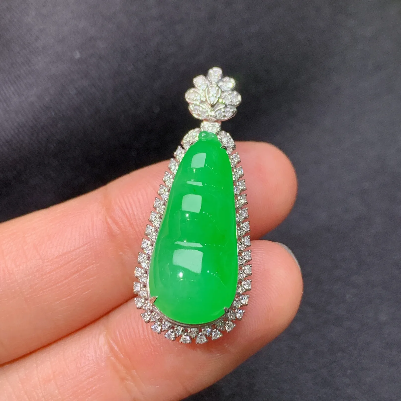 阳绿福豆吊坠，18k金镶嵌，冰润色阳，玉质细腻，Sk整体尺寸32.1*12.9*9.6